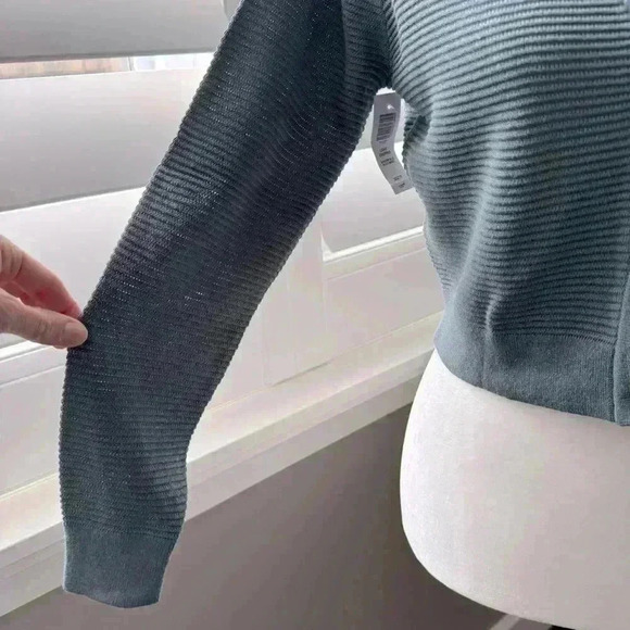 Aritzia Cropped Cardigan - Picture 3 of 9